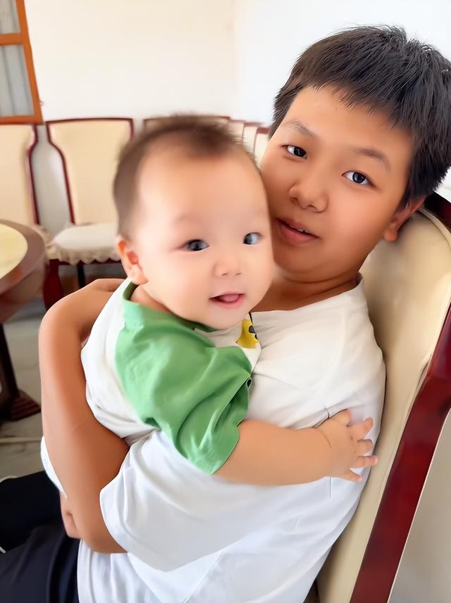 10岁男孩隧道内哭着跪地拦车救母：原来你的孩子，比想象中更爱你