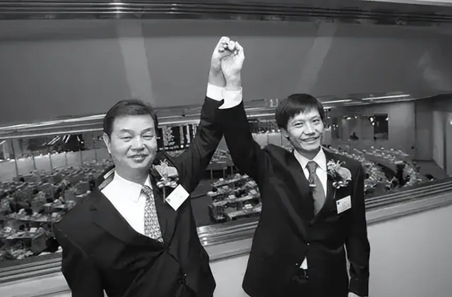 风向变了？官媒接连锐评，没给雷军留一丝体面，董明珠话有人信了
