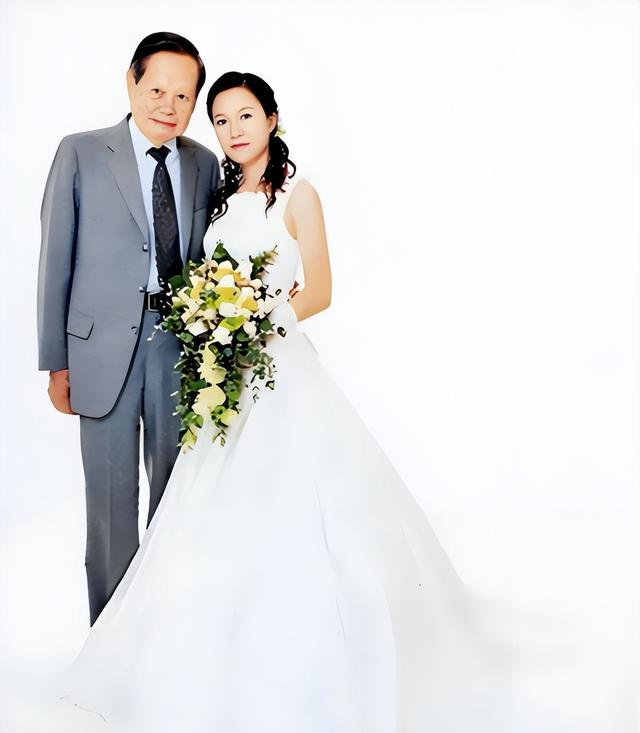杨振宁告别仪式上，49岁翁帆近照曝光，原来杜致礼亲妹真的没说错