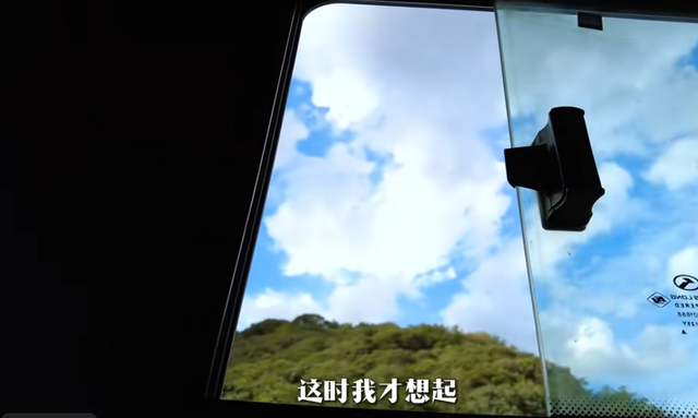 活久见！湖北小伙报团旅行，大妈车上当众大便，全员被臭的捂鼻子