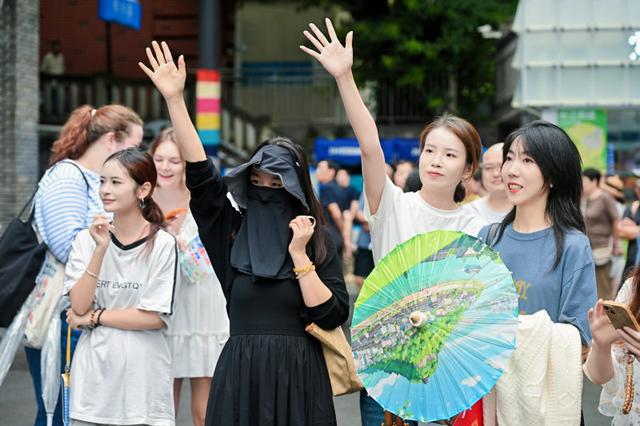 “来宜泸 耍一路”！宜宾、泸州来渝广发邀请函 “房车巡游快闪”燃动山城