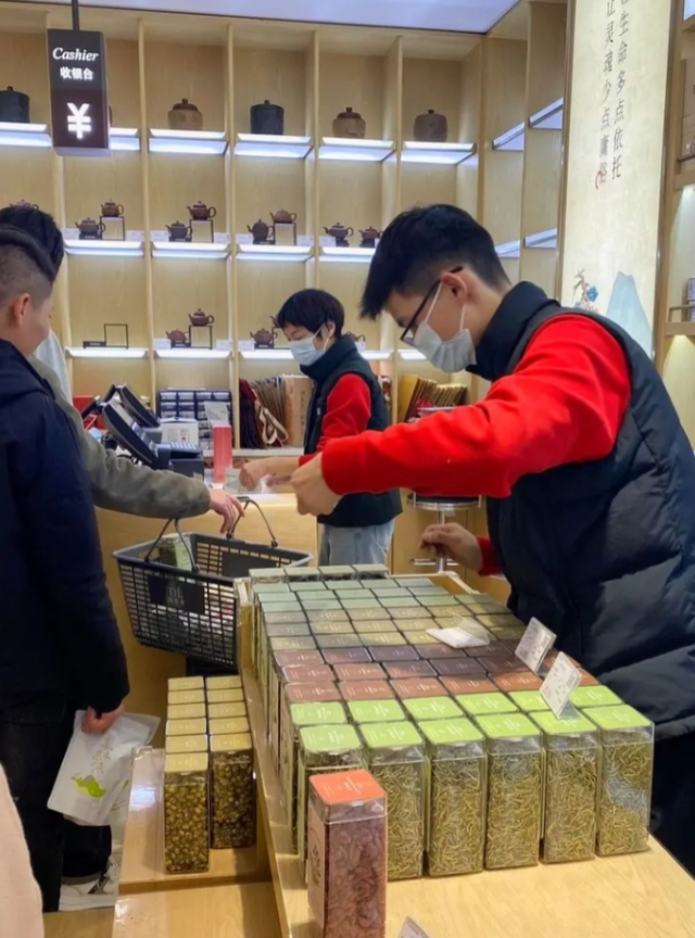 大量日本游客涌进北京！打着旅游幌子不去旅游不吃美食，为啥来？