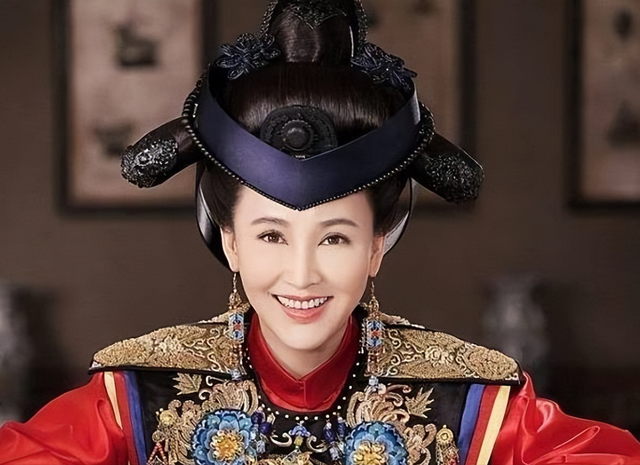 她19岁与导演私奔，在地下室裸婚连生3胎，今被丈夫用9部剧捧红