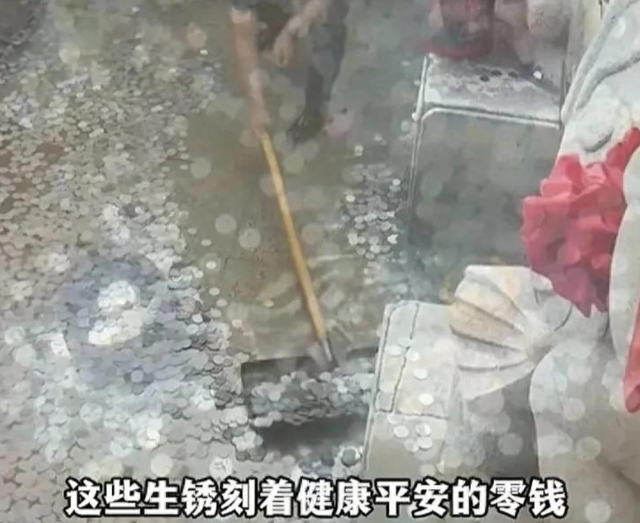 捞光许愿池硬币捐款后续！许愿池成打卡地，游客专门过来投硬币！