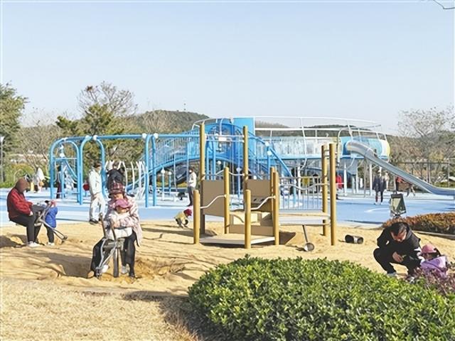 攀爬探索、大型滑梯、健身工坊……崂山区平行世界公园二期来啦！