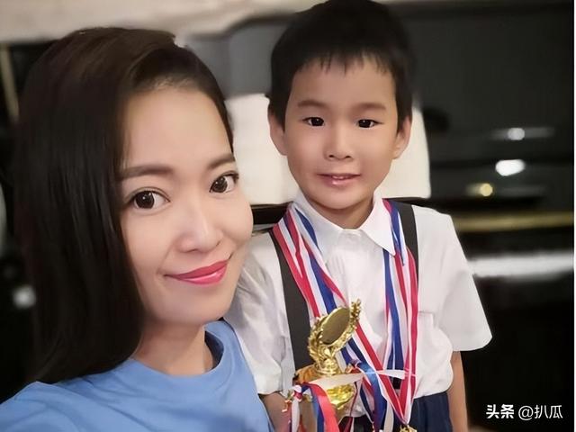 她曾是上海台主持人，如今在仓库打包卖水果，单身带儿子独自生活