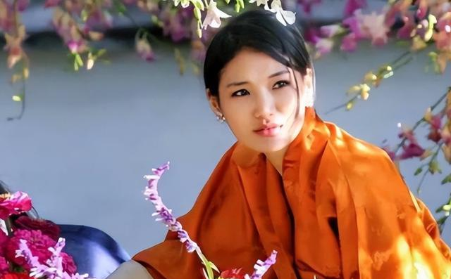 不丹佩玛王后置装费逐年上涨，披四爪龙披肩，拎爱马仕穿贝嫂高定