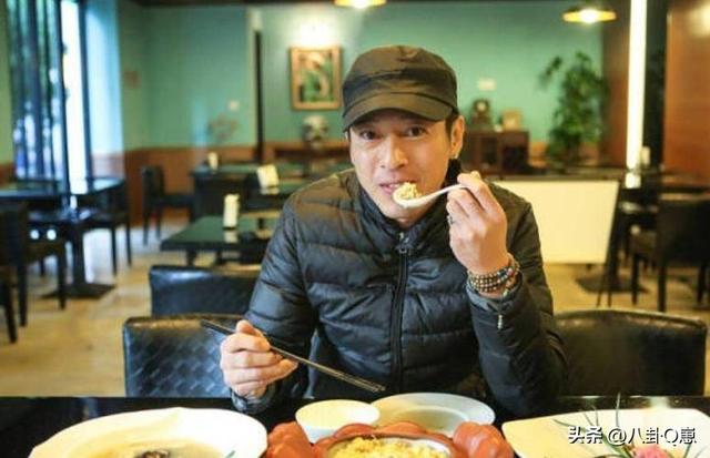 夫妻俩为了不变老，坚持31年不吃肉不生子，如今59岁近照太尴尬