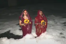 印度恒河支流盖满毒泡沫，民众坚持在河中沐浴图片