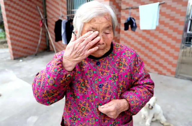 “老伴不在身边，我寂寞难耐，万万没想到因此毁了自己也没了家”