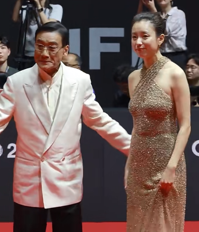 韩国釜山电影节：一群外国明星，被一位67岁的中国影帝抢了风头！