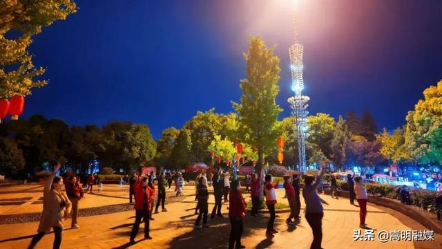 自在嵩明丨一站式遛娃、美食、运动！银杏广场的夜太会玩