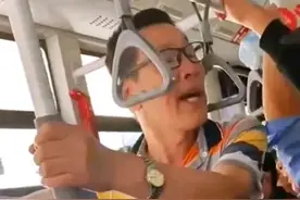 解气！公交车老头道德绑架女学生让座，遭到同乘人员的集体怒怼！图片