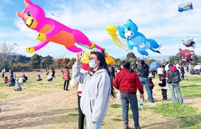 风筝舞蓝天 文旅添新趣——抚仙湖畔风筝秀解锁澄江旅居新体验