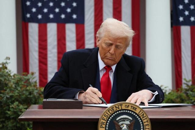 中方收到入群邀请函，特朗普也翻脸了：关税加到200%！受害者出现