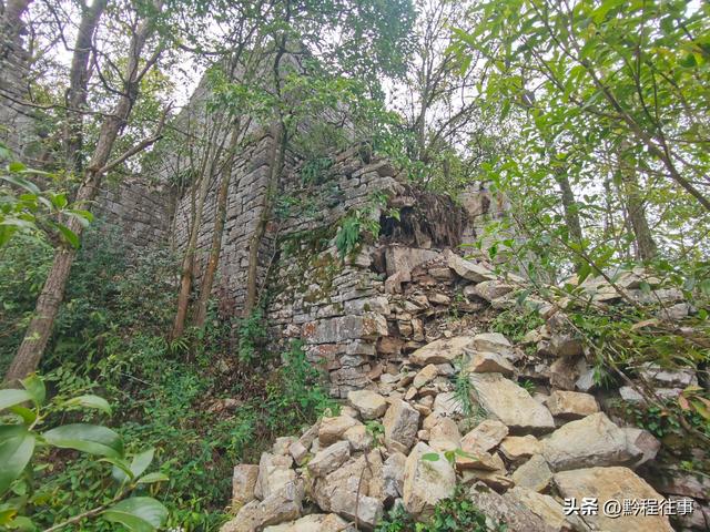 偏远乡野中寻找一个古寺遗址，探险一个深邃溶洞