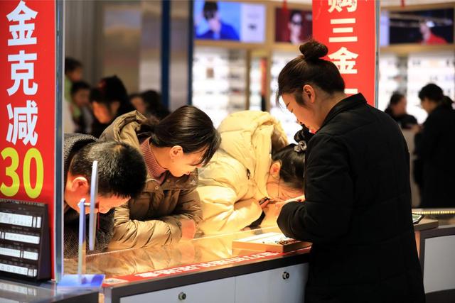 狂抛5000亿！美国债务崩盘引爆全球黄金暴涨！