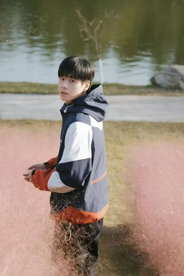 田曦薇、胡一天打卡西海岸！约你来玩！