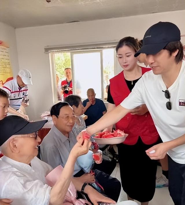 那个连登14次春晚的歌坛巨星	，如今家产被拍卖住进养老院？