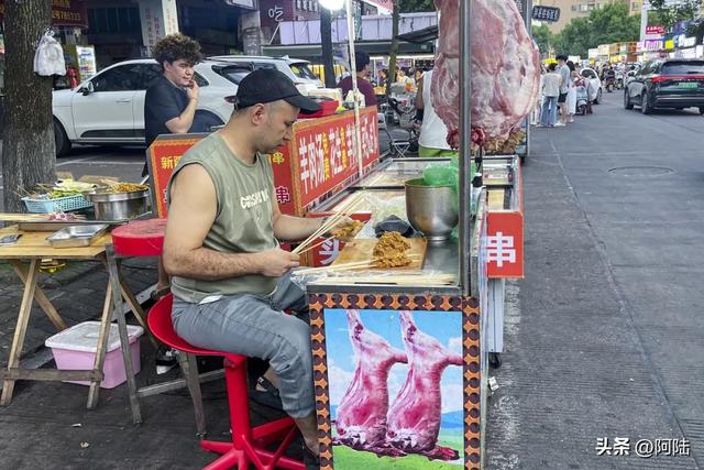 每当夜幕降临,一半天台人好像都在新城广场,这里的夜市太热闹了