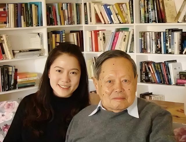 演都不演了！杨振宁去世仅10天，恶心的一幕出现，结局大快人心