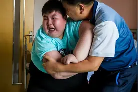 江西14岁男孩体重300斤，6秒吞下一碗米粉，死前每个毛孔都在流水图片