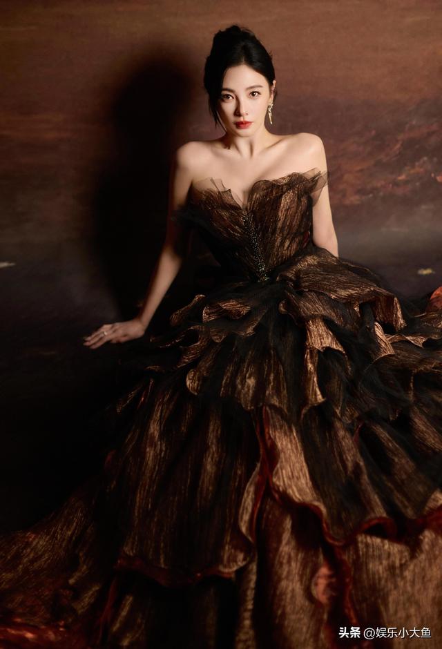 张雨绮亮相国剧盛典红毯，一袭华丽的层叠抹胸裙摆，身材火辣完美