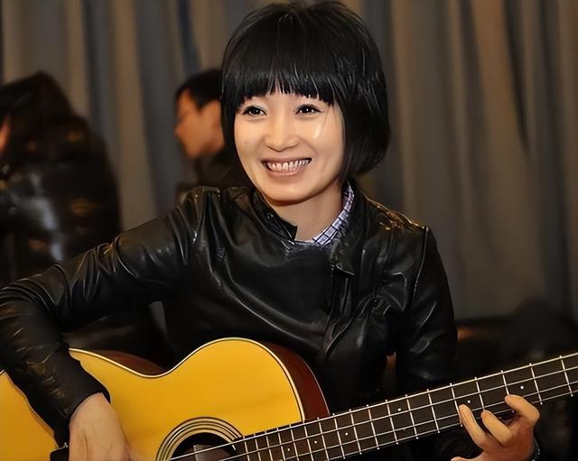 她连上5次春晚，私下却和恩师同居怀孕被骗流产，今57岁依然单身