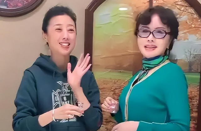 她一嫁演员祝延平，二嫁杜淳老爸杜志国，如今老了与儿子相依为命