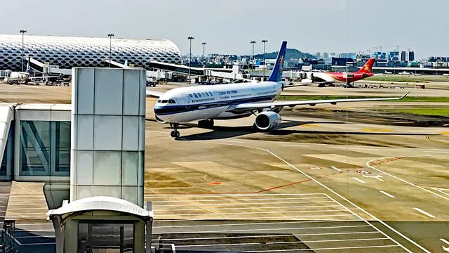 从飞机窗外高空俯瞰深圳和珠海，真的太漂亮了！