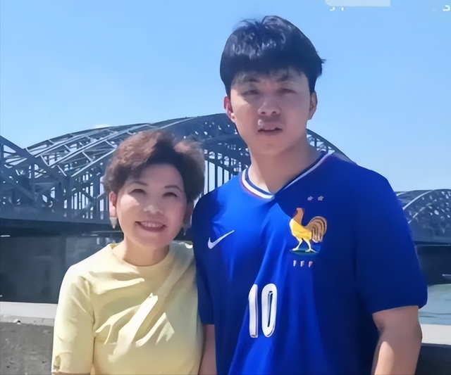 败光20亿、国籍问题、向洋人下跪，邓亚萍身上的标签到底是真是假