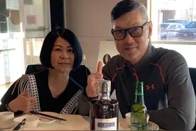 周比利66岁生日！穿西裤踢腿开心与妻子热吻，定居加拿大无儿无女图片