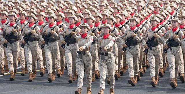 女民兵李思颖阅兵回家后仅半天，又官宣新身份，太牛了，全网恭喜