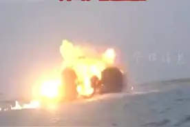 重磅！胡塞武装展示遥控自爆艇，炸毁两艘舰艇，舰艇炸得稀巴烂。图片