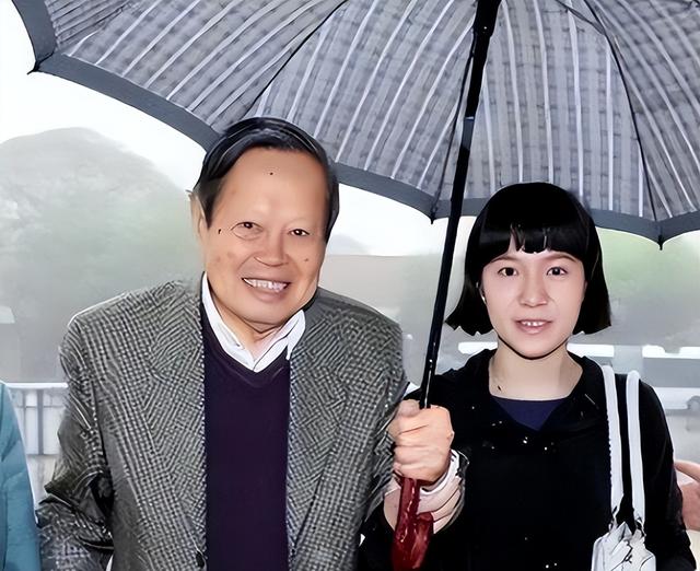 杨振宁去世仅半月，翁帆近况曝光，入职清华没编制，杨光诺没说错