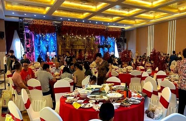 太丢人了！北京一大爷参加酒席，随礼200，竟连喝带拿6瓶五粮液