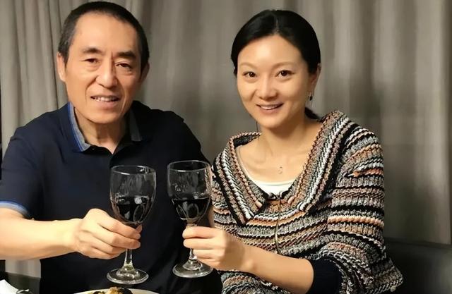 25年恩爱抵不过残酷现实，74岁张艺谋年老色衰，43岁陈婷开的正艳
