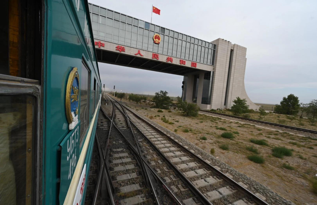 蒙古距中国最近的县城，用中国电、花人民币，还想喝咱的自来水！