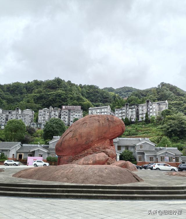 在江津四面山景区看了瀑布爬了梯，又坐了超级滑道听了潺潺流水声