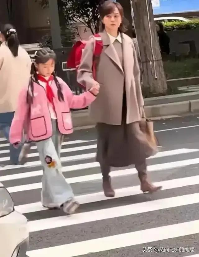 孙俪接送女儿上学，女儿简直跟她共用一张脸，不得不说基因真强大