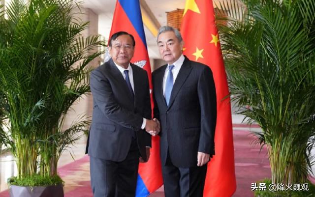 泰柬停火第二天，中国2000万援助抵柬，王毅当面提出2个要求