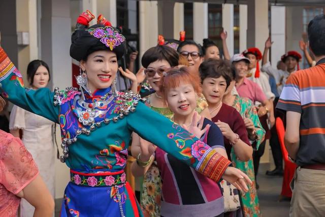 山海相约共赏秋色，“阿坝黄河大草原之夜”点亮上海，再谱沪阿新篇！