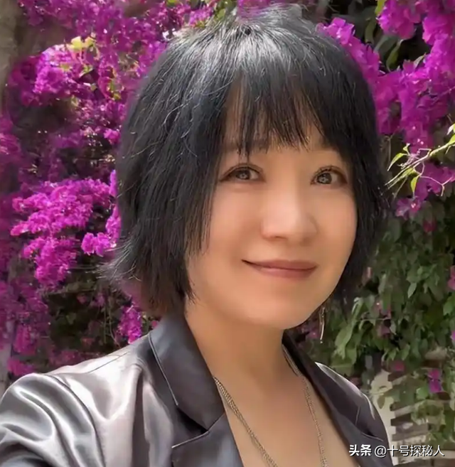连上5次春晚，私下却和恩师同居怀孕被骗流产，如今56岁依旧单身
