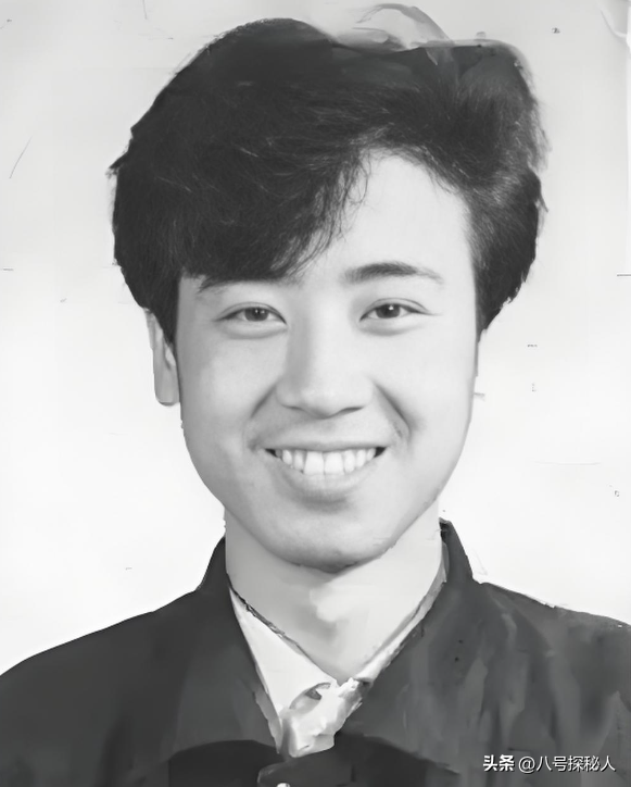 3岁丧父，吃姐姐奶水长大，成名后为8个哥姐买房，如今成全家骄傲