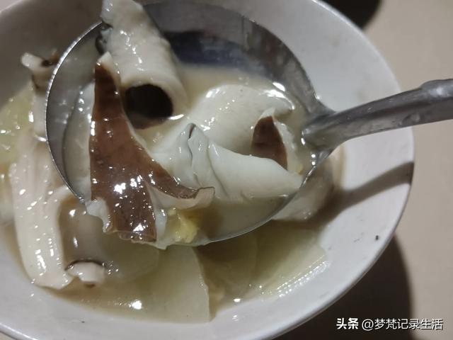 70多岁的老娘像个拼命三郎,一个人在雨天漫步拥抱大自然感觉不错