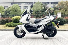 9900元的超大油箱+百公里2.5L，这款摩托车值得购买吗？图片