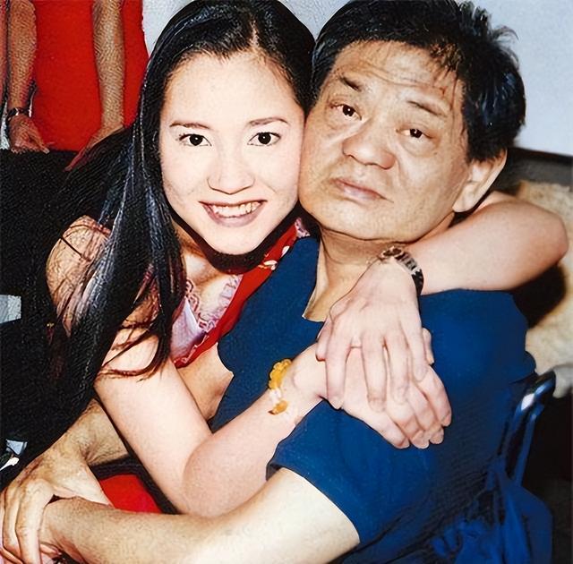 她认干爹，拍风月片，被导演霸王硬上弓，靠山去世后沦为服务员