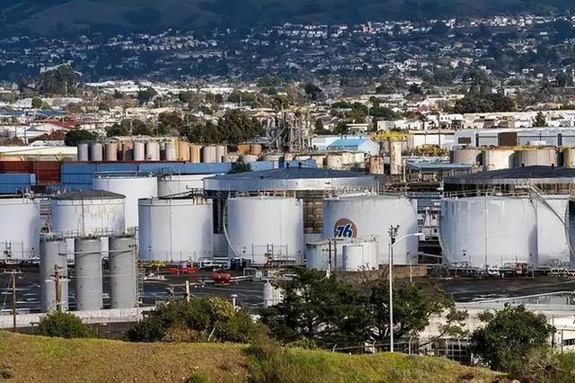 俄油收入已腰斩，特朗普再补一刀，是为和平，还是为美国赚钱？