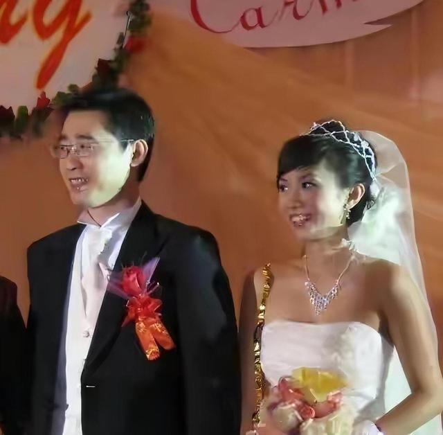 广东台主持人李静雯的家庭照，已婚生女18年，她的丈夫原来长这样
