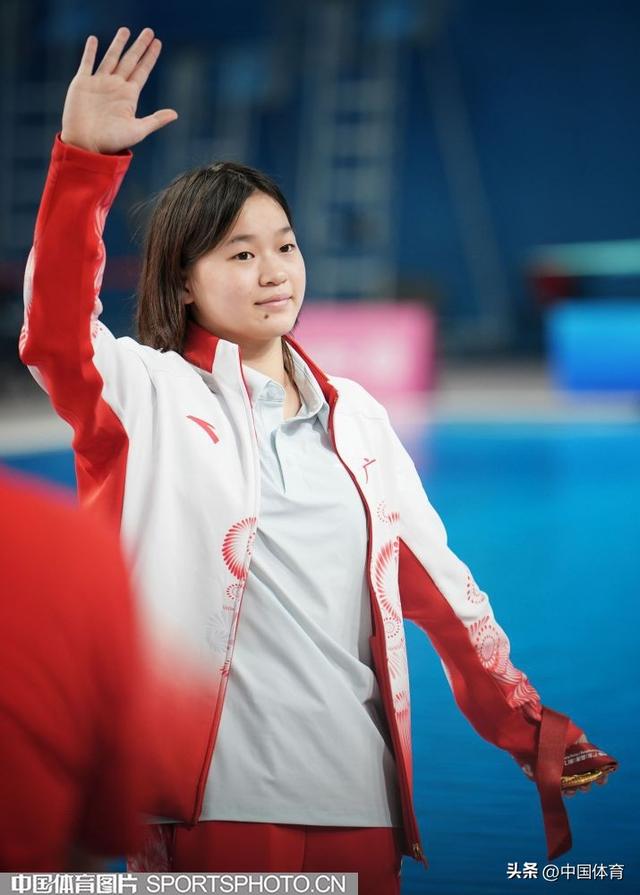 十五运会花絮| 跳水女子项目结束！全红婵在跳水馆与队友拍照留念